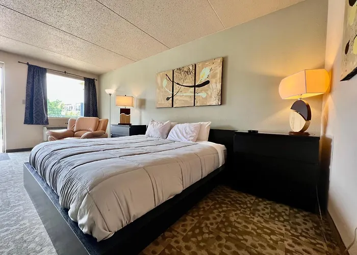 Lindell Motor Lodge - Downtown Cedar Falls Studio With Free Gated Parking!
