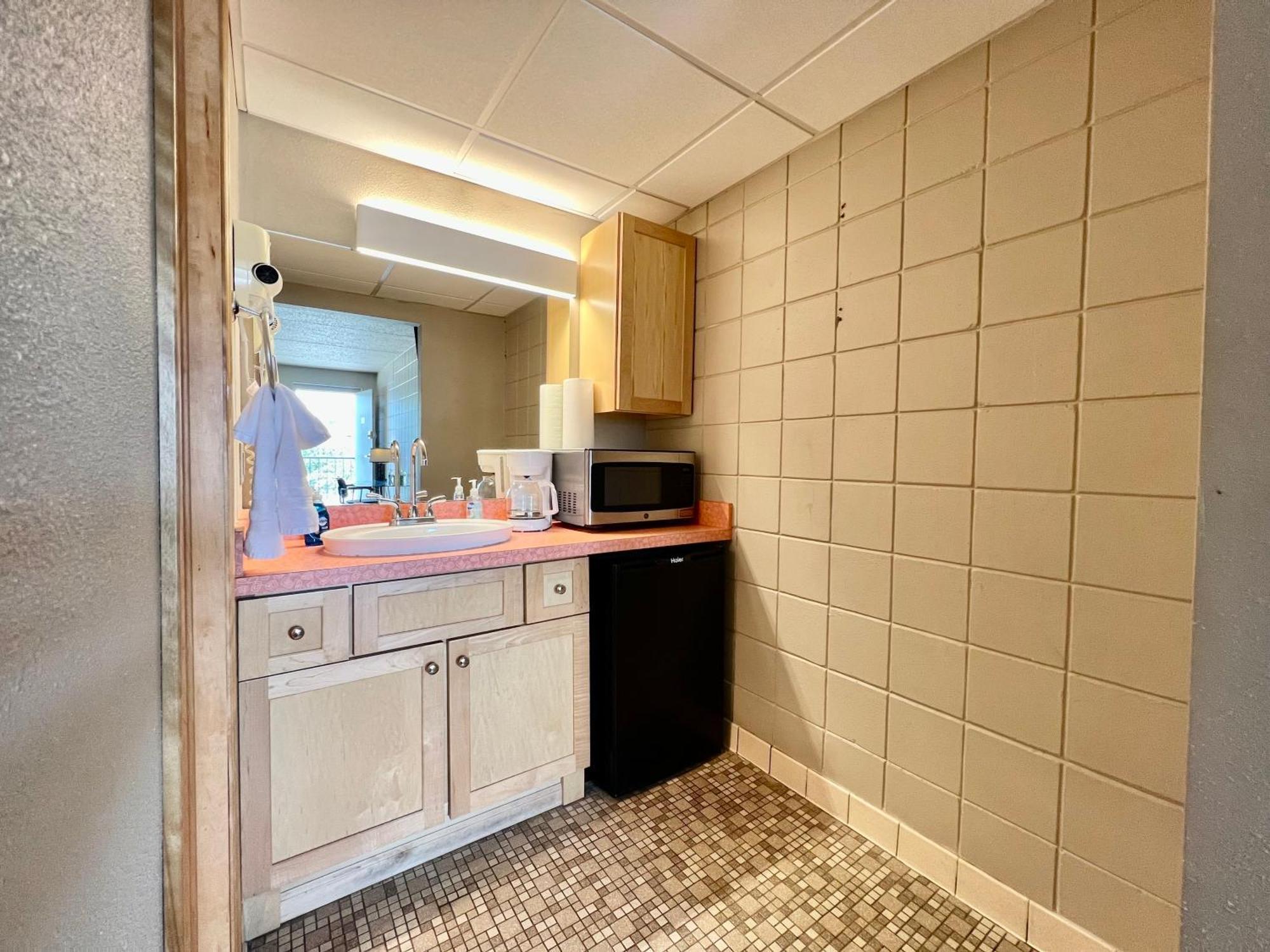 Lindell Motor - Downtown With Free Gated Parking! * Cedar Falls